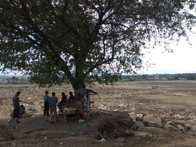 Mengais Besi Demi Popok Anak
