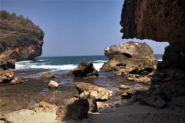 Sepi Nan Indah Pantai Jungwok