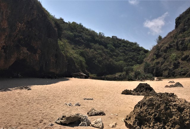 Sepi Nan Indah Pantai Jungwok