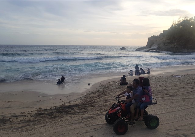 Sphinx Batu Karang di Pantai Klayar