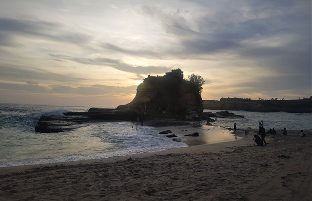 Sphinx Batu Karang di Pantai Klayar