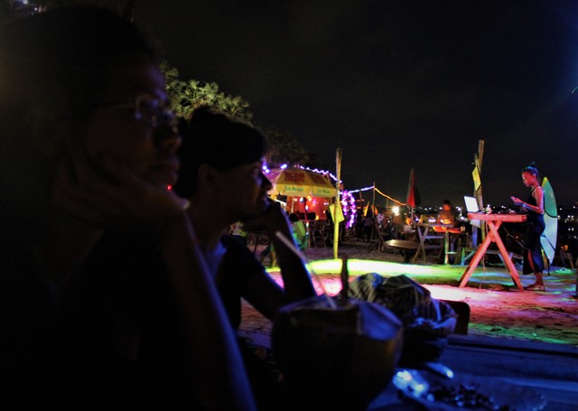 <i>Hangout</i> Seru di Pantai Warna