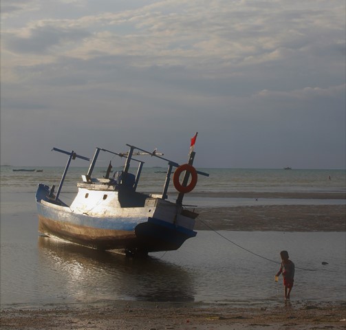 <i>Hangout</i> Seru di Pantai Warna