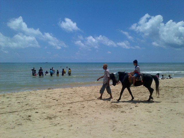 Libur Nyepi, Warga Sumenep Ramai Kunjungi Pantai Lombang 