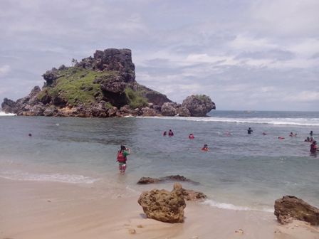 Snorkeling Asyik di Tengah Terjangan Ombak Pantai Nglambor