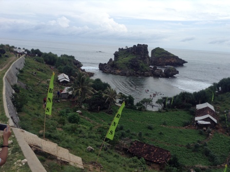 Snorkeling Asyik di Tengah Terjangan Ombak Pantai Nglambor
