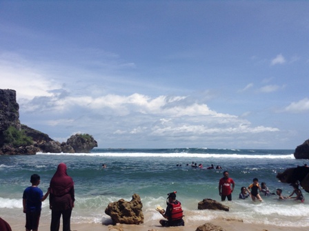 Snorkeling Asyik di Tengah Terjangan Ombak Pantai Nglambor