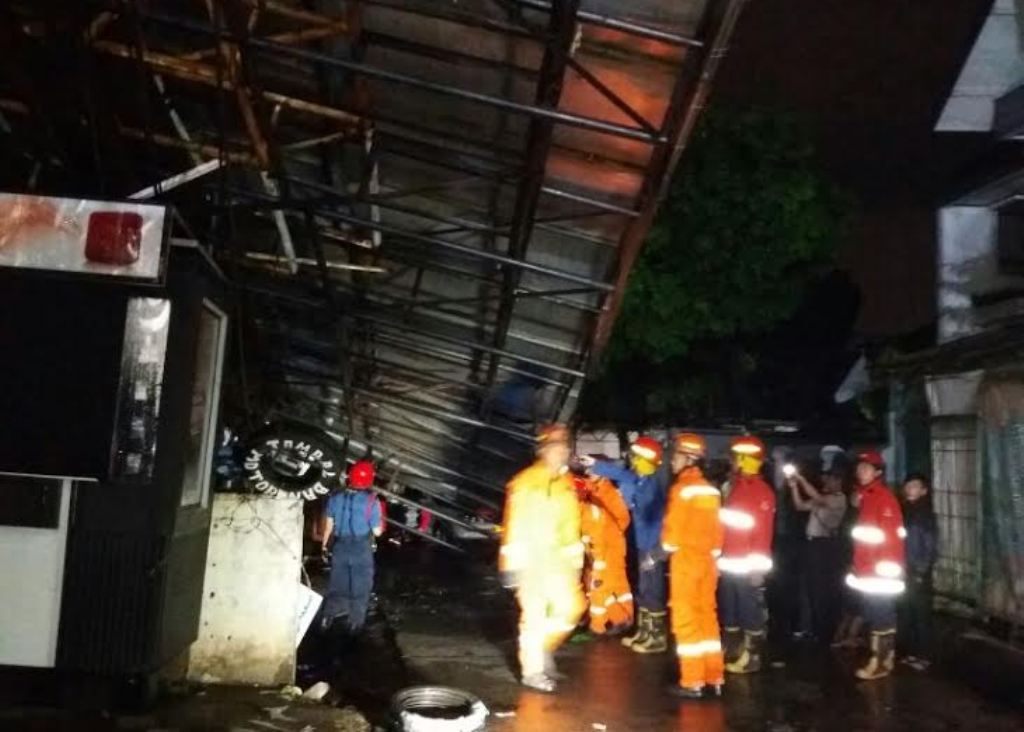 Papan Reklame Roboh di Kemang, Tak Ada Korban Jiwa