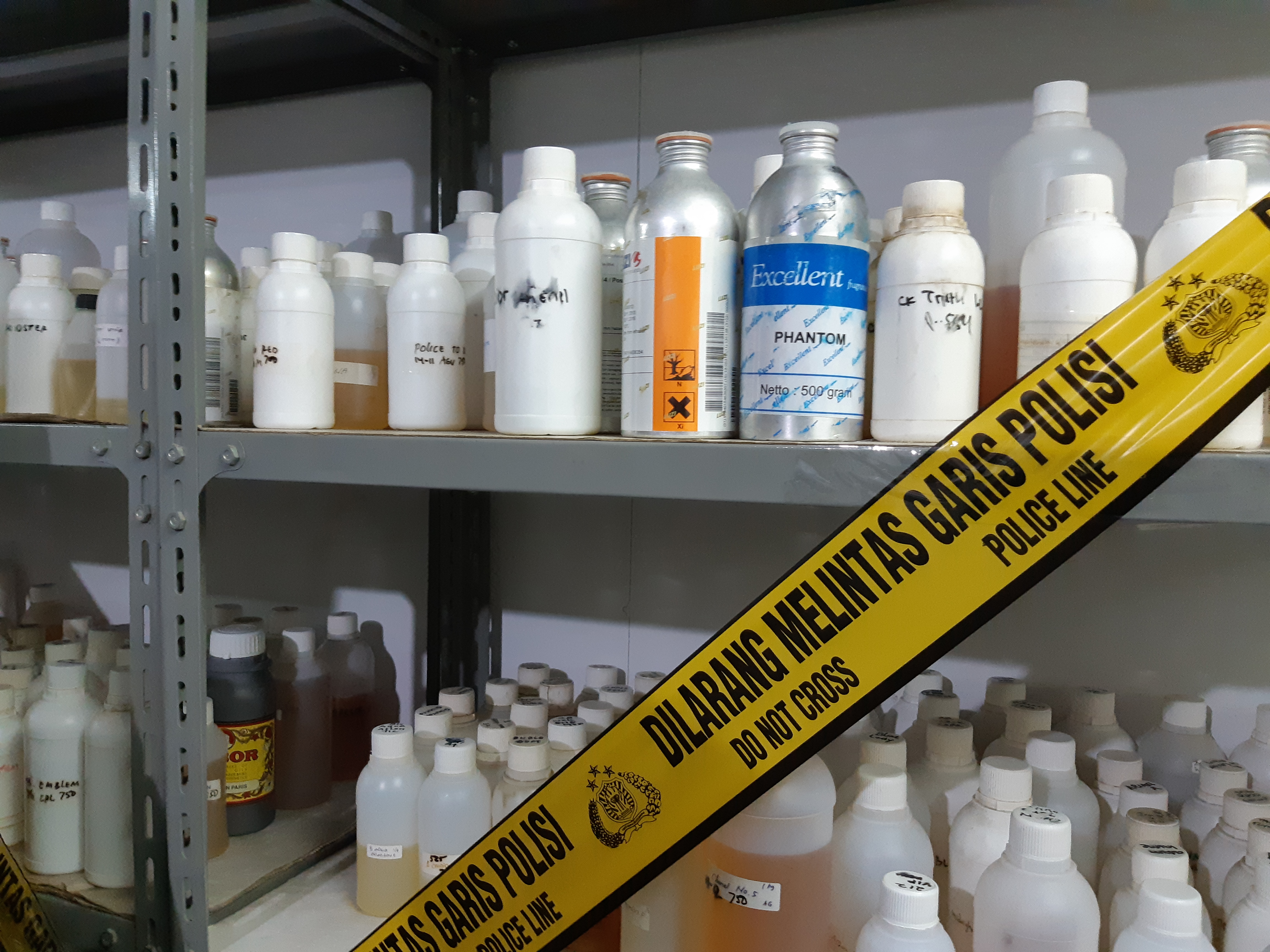Polisi Gerebek Pabrik Parfum Palsu