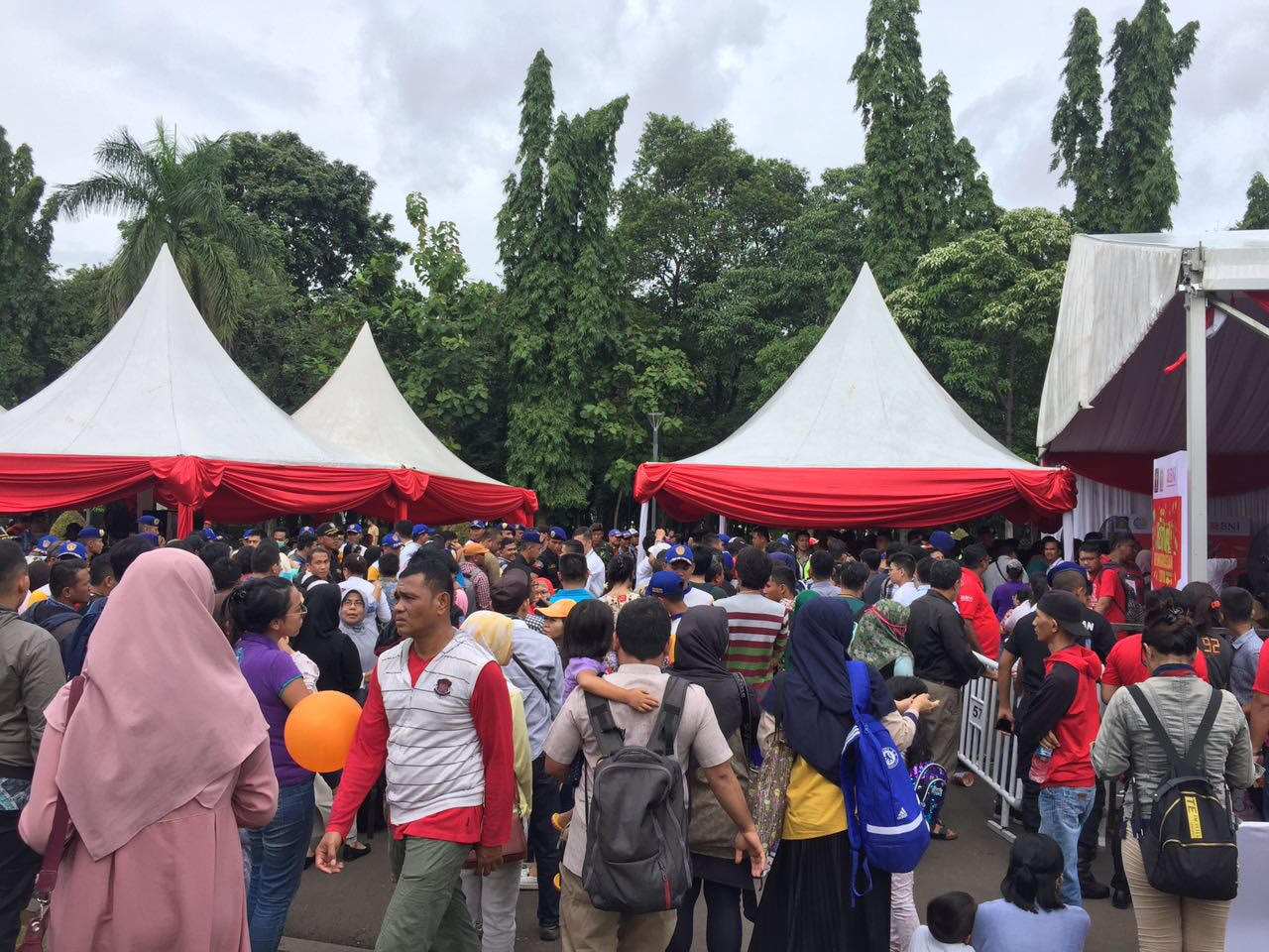 Warga DKI Antusias buat e-Paspor di Monas