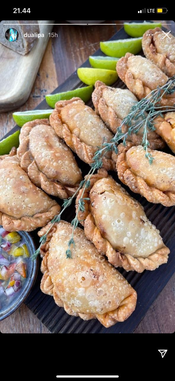 Dua Lipa Santap Makanan Mirip Pastel, Netizen Indonesia Heboh
