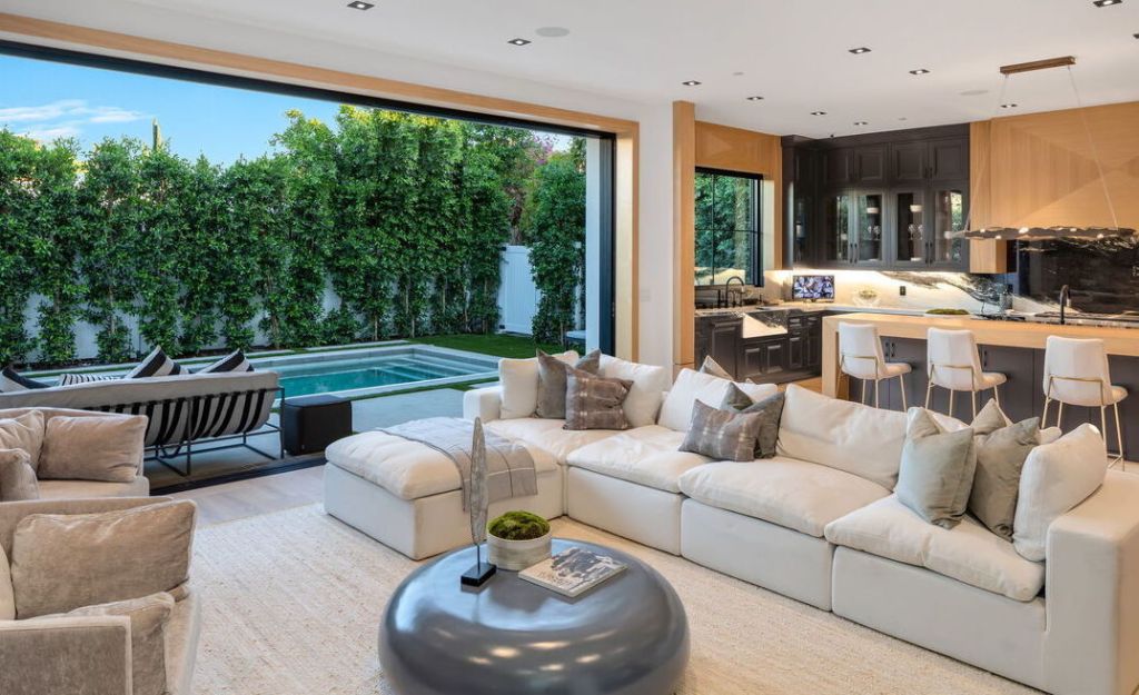 Anak Arnold Schwarzenegger Beli Rumah Seharga Rp61 Miliar