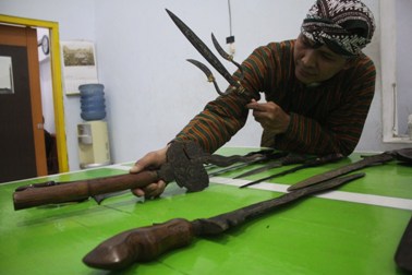 Pawang Hujan Kebanjiran <i>Job</i> saat Gerhana Matahari Total