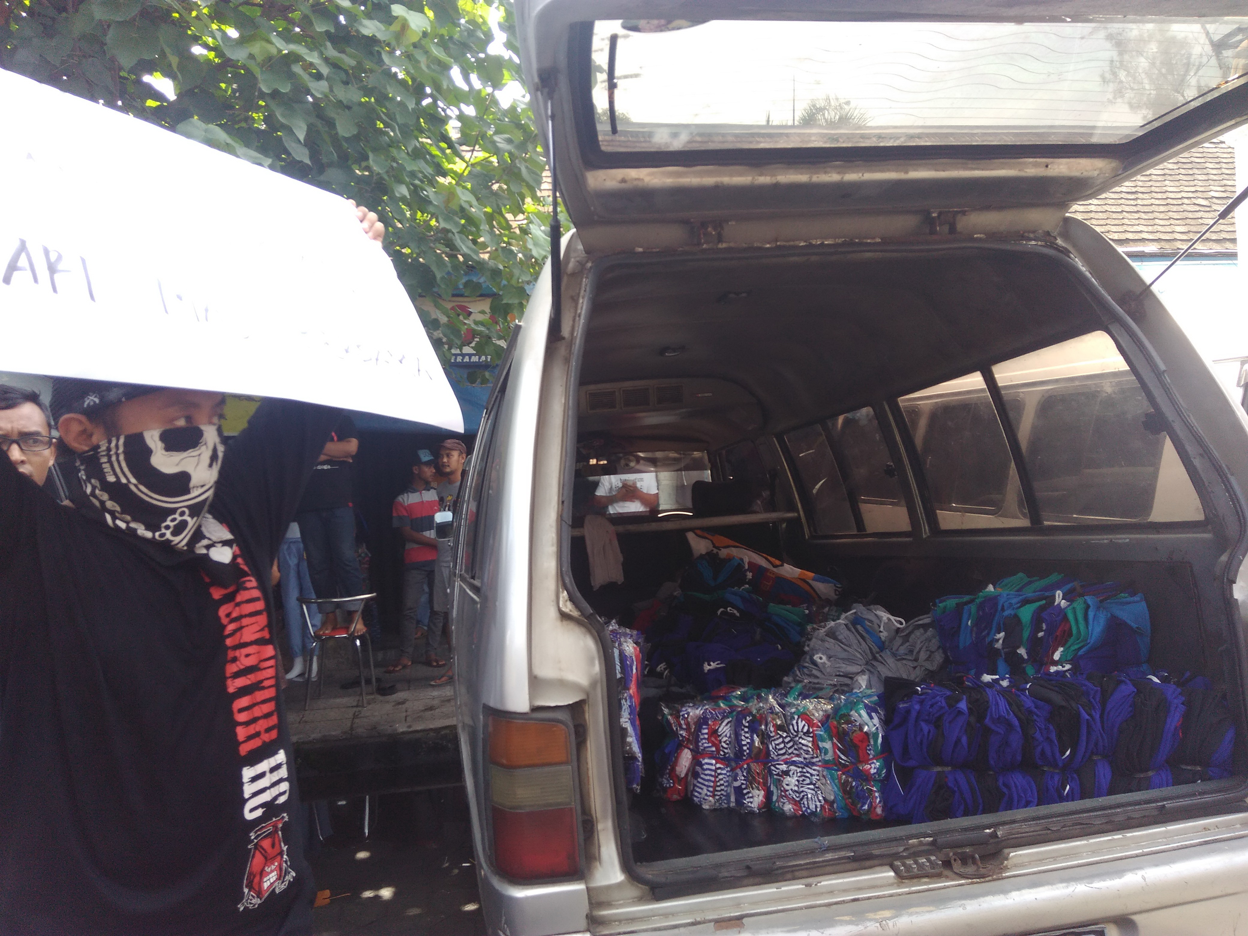 Pedagang Pasar Klewer Unjuk Rasa Menolak Pedagang Bermobil