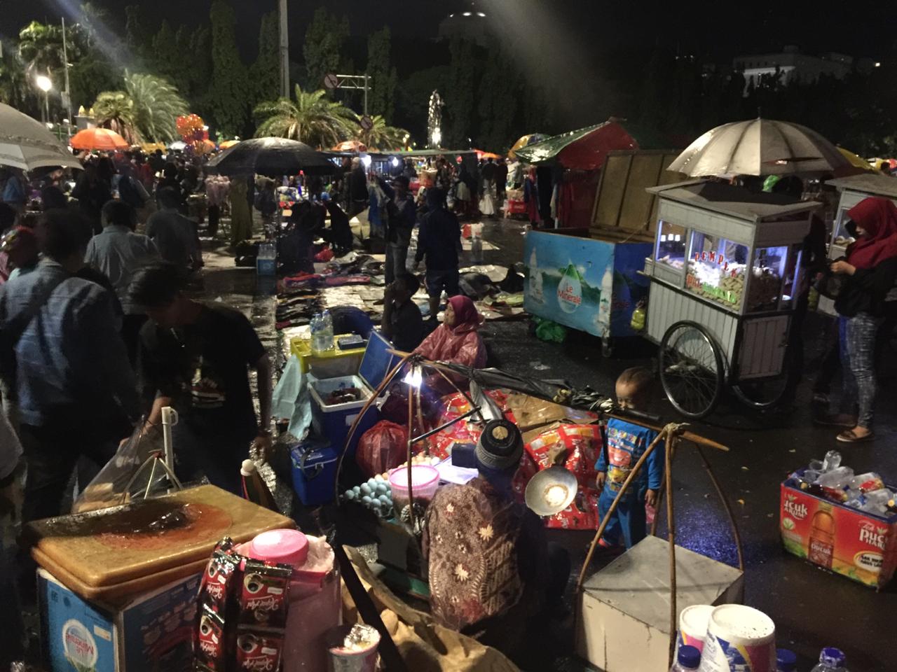 Gerimis, Warga Tetap <i>Tahun Baruan</i> di Monas