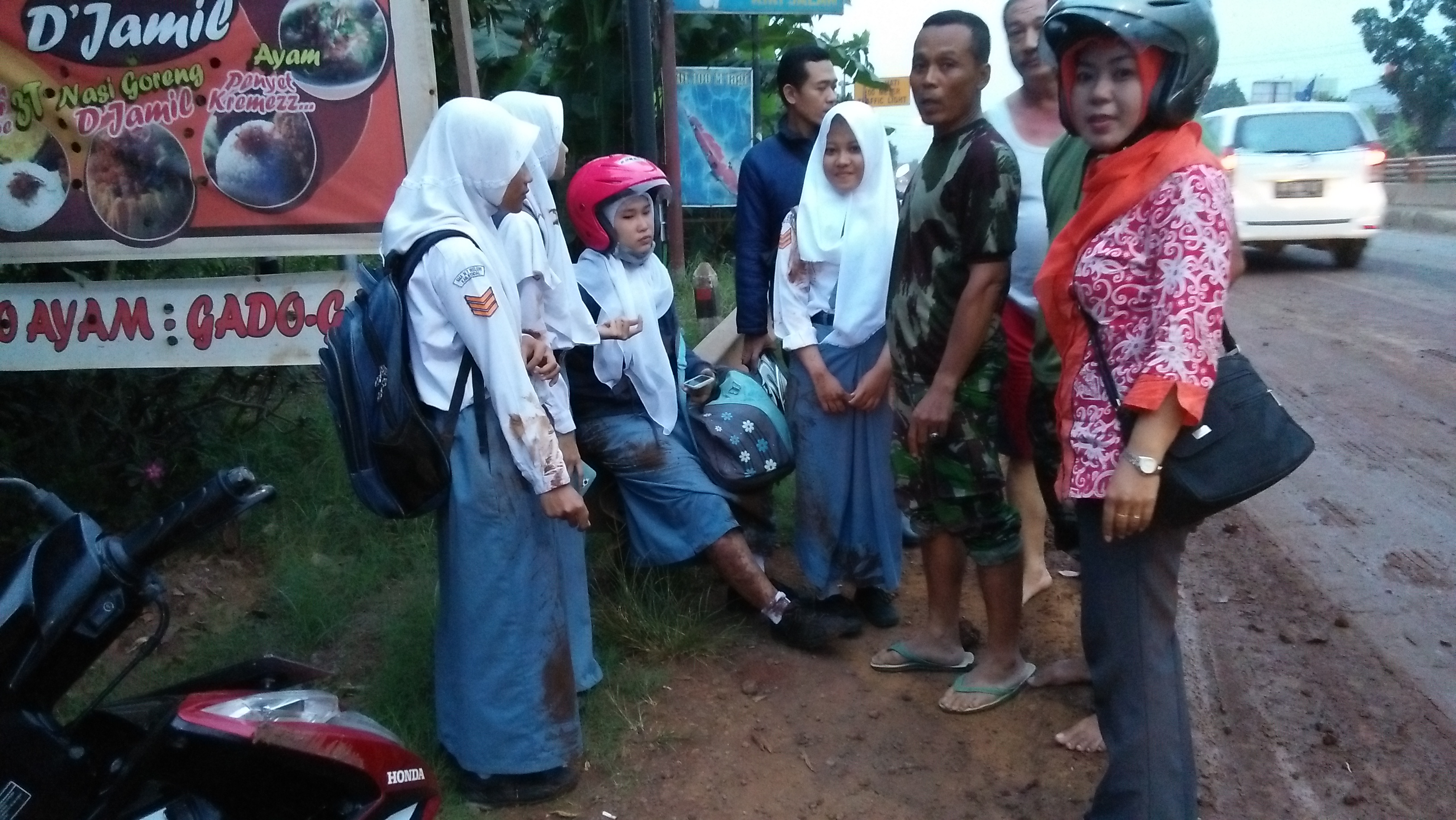 Belasan Pemotor Tergelincir Tanah Proyek Tol Batang