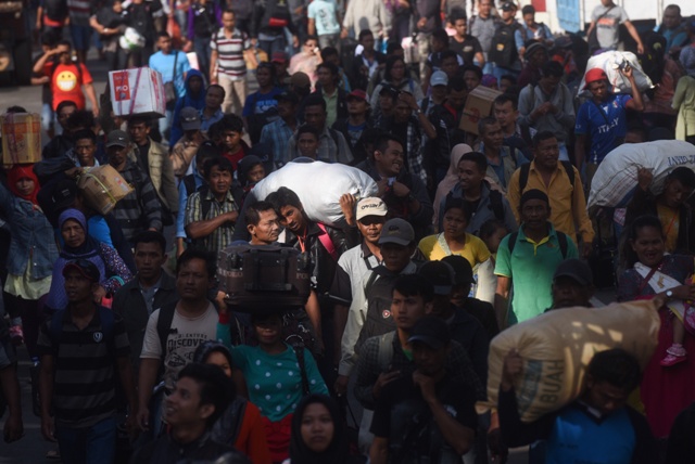 Pemudik Pelan-pelan Serbu Kampung Rambutan