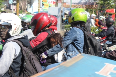 Wajah Polos Pemudik Cilik di Jalur Pantura