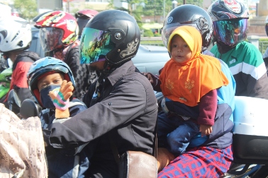 Wajah Polos Pemudik Cilik di Jalur Pantura