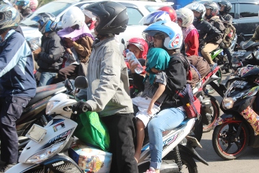 Wajah Polos Pemudik Cilik di Jalur Pantura