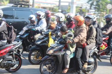 Wajah Polos Pemudik Cilik di Jalur Pantura