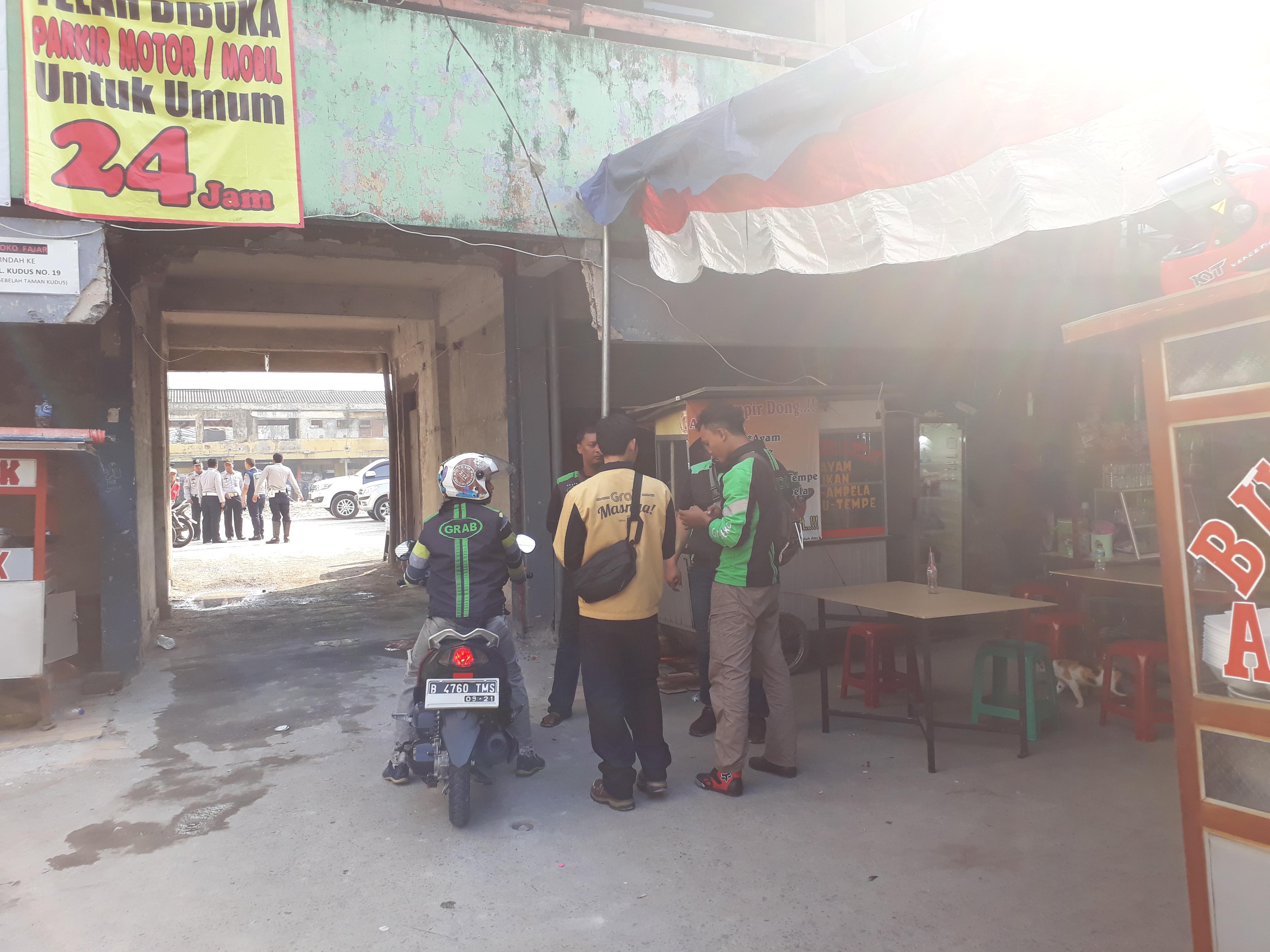 BPTJ Tertibkan Ojek Online Parkir di Trotoar Sekitar Stasiun Sudirman
