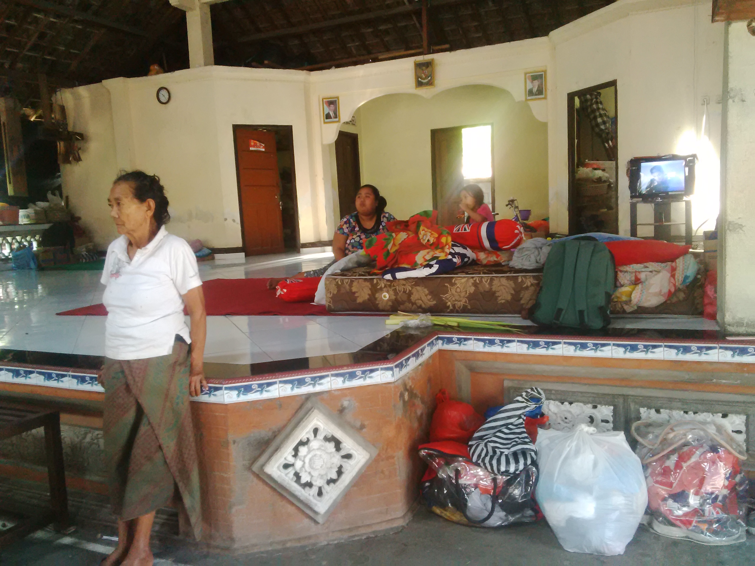 Uang dan Telepon Genggam Pengungsi Hilang di Posko Banjar Peken