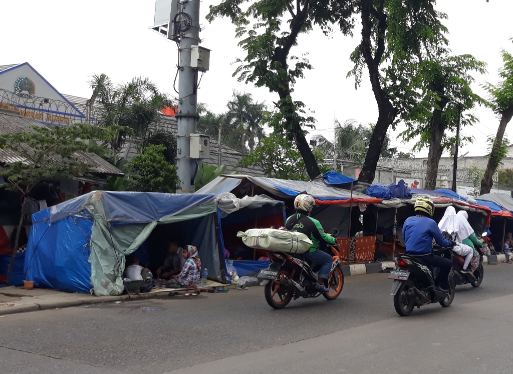 Rela Tidur di Trotoar Demi Masuk Rudenim