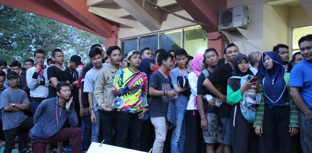 Arena Bulu Tangkis Penuh, Ratusan Penonton Tertahan di Pintu Masuk