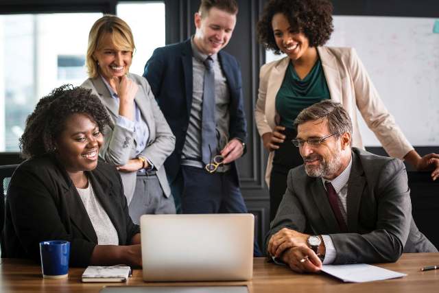 Pertemanan di Kantor Tingkatkan Produktivitas Kerja?