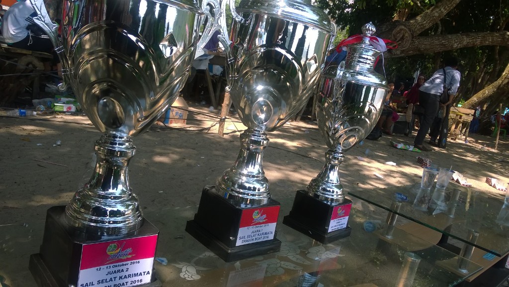 Lomba Dayung Perahu Naga Meriahkan Sail Selat Karimata 2016