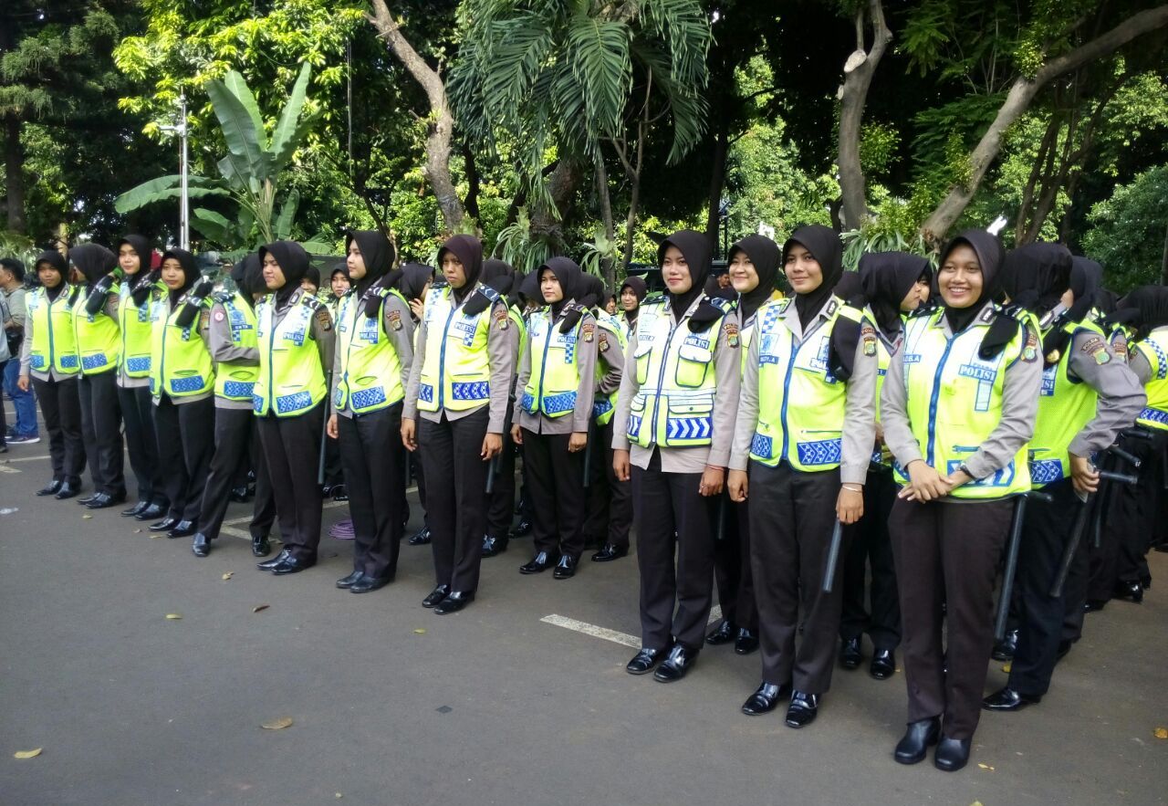 Polisi & Tentara Berhijab Ikut Amankan Massa FPI