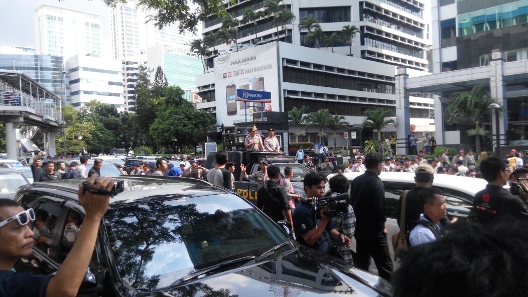 Batal Konser, Ahmad Dhani Orasi di Seberang Gedung KPK