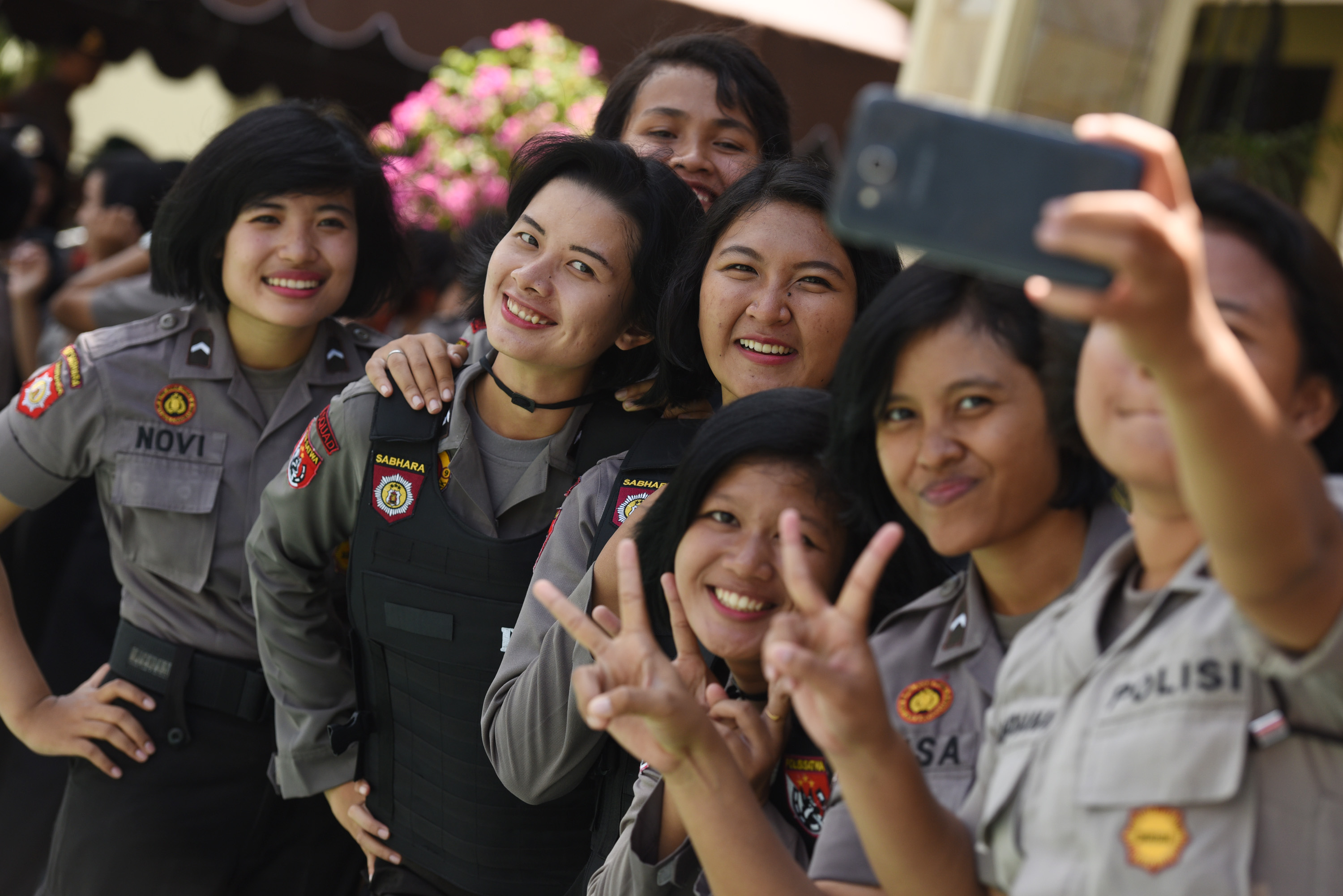 Kapolri Larang Polwan Selfie Sambil Menjulurkan Lidah