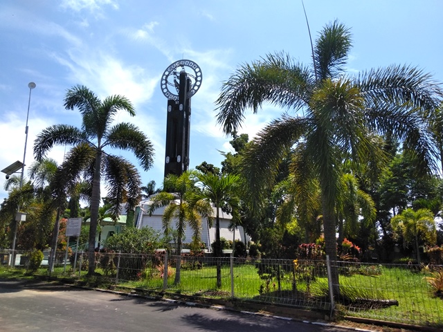 Mencoba Mendirikan Telur di Tugu Khatulistiwa Pontianak