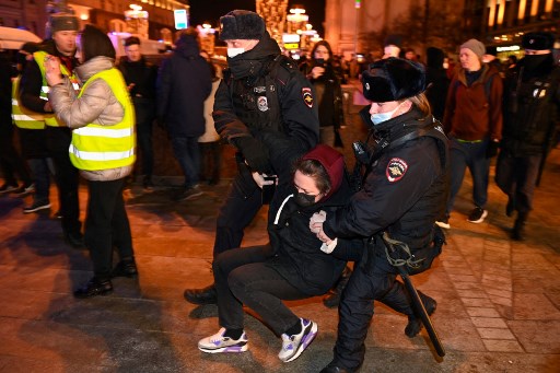 Ribuan Rakyat Rusia Turun ke Jalan Menolak Perang di Ukraina