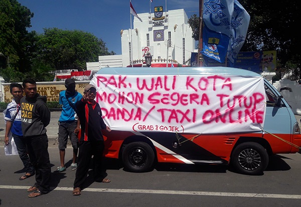 Ratusan Sopir Angkot Memblokade Jalan Siliwangi Cirebon