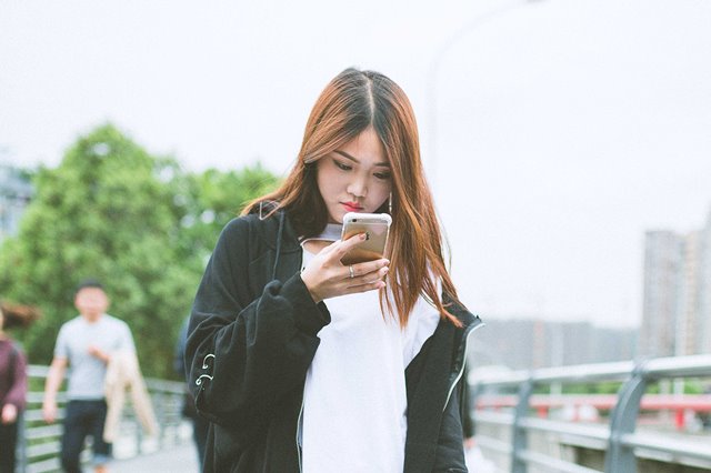 Sering Intip Media Sosial Bikin Wanita Muda Merasa Kurang Bahagia?