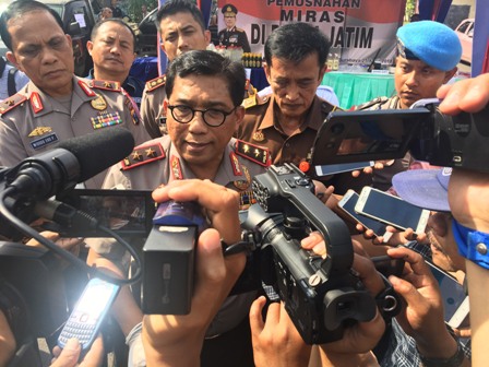 Polda Jatim Musnahkan 50 Ribu Botol Miras