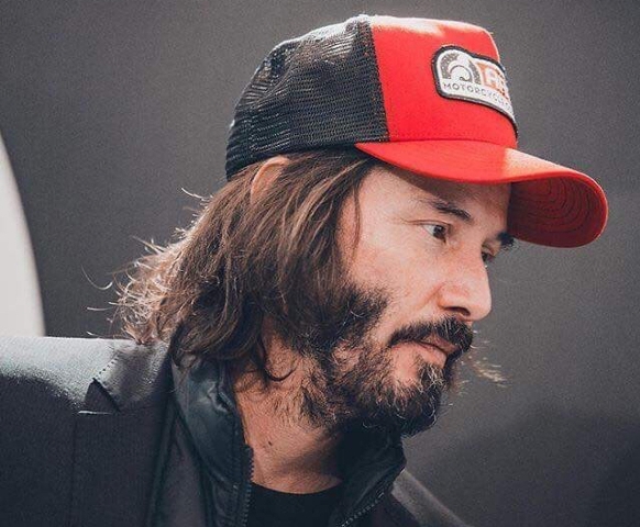 10 Pria Keren Berambut Panjang