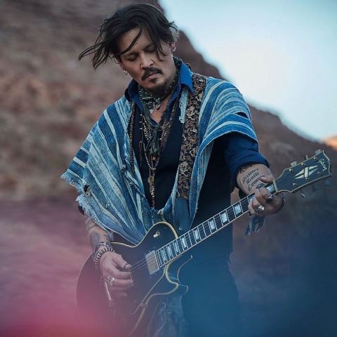 10 Pria Keren Berambut Panjang