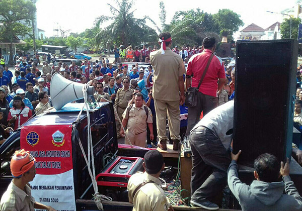 Gubernur Jateng Didesak Sikapi Taksi Pelat Hitam