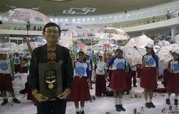 1.270 Siswa SD Pecahkan Rekor MURI Mewarnai Payung