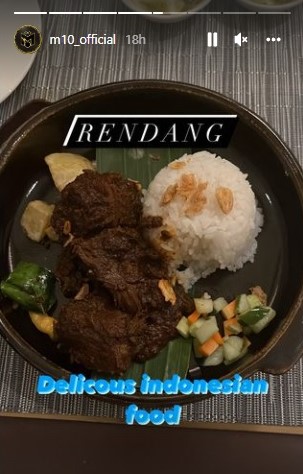 Mesut Ozil mencoba rendang. Instagram m10_official
