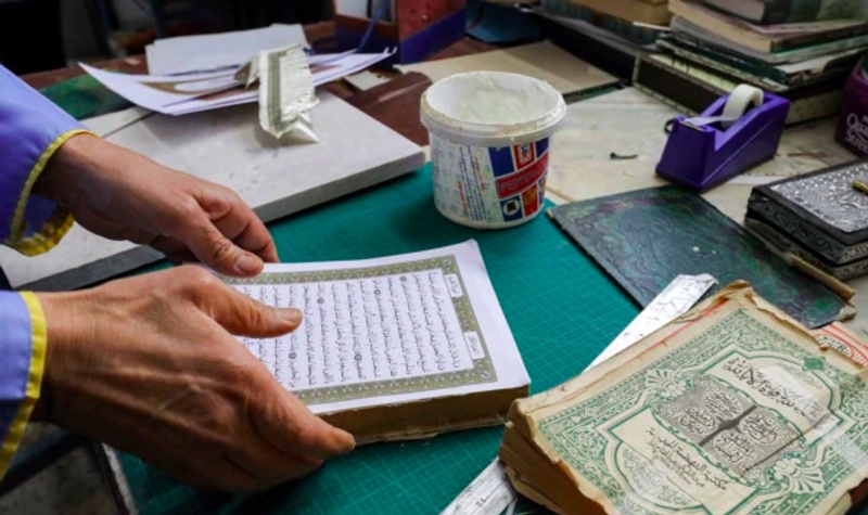 Seniman Libya Restorasi Al-Quran Tua di Tengah Ramadan