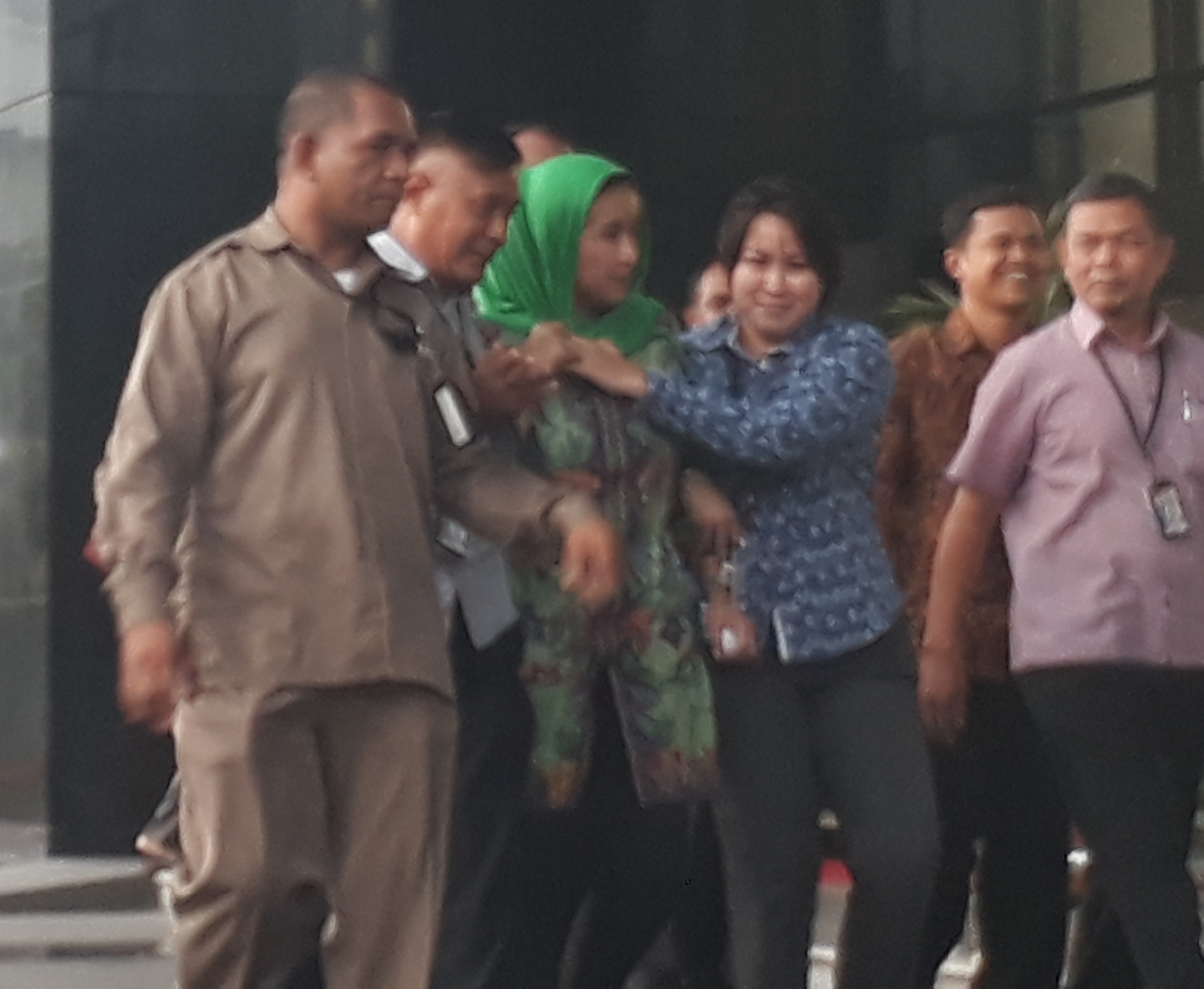 Respons Gubernur Bengkulu & Istri saat Digiring ke Kantor KPK