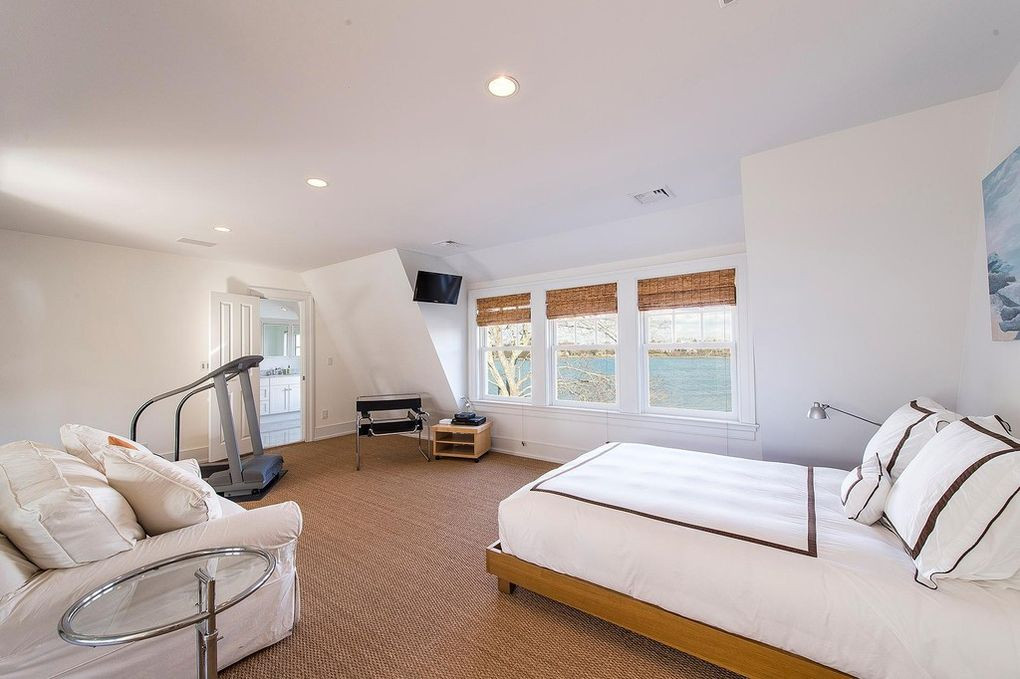 Rihanna Sewa Rumah Bekas Khloe Kardashian