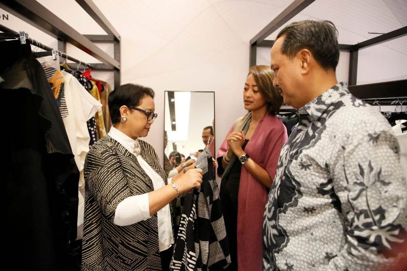 RISING FASHION, Kolaborasi Apik Kreator Busana Indonesia dan Singapura