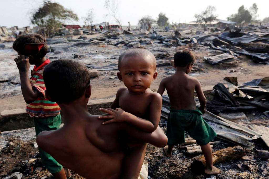 Bocah Rohingya Jadi Ojek Payung untuk Hidupi Keluarga