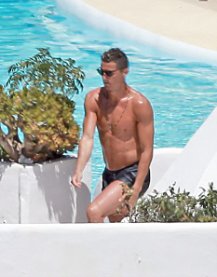 Sebelum Hadapi Atletico, Ronaldo Berlibur di Ibiza
